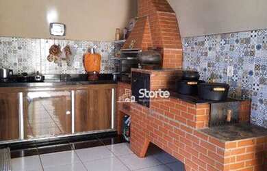 Imagem: A casa possui 3 Dormitórios, 2 Banheiros, 3 Vagas na garagem