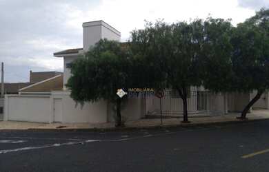 Imagem: A casa possui 3 Dormitórios, 5 Banheiros, 5 Vagas na garagem