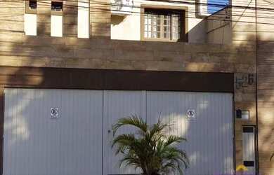 Imagem: A casa possui 3 Dormitórios, 2 Banheiros, 2 Vagas na garagem