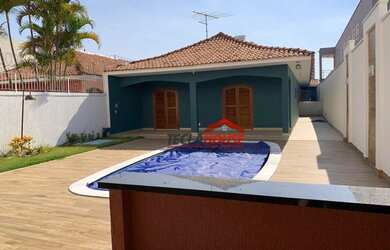 Imagem: A casa possui 3 Dormitórios, 4 Banheiros, 5 Vagas na garagem