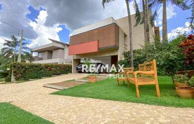 Imagem: A casa em condomínio possui 5 Dormitórios, 5 Banheiros, 5