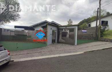 Imagem: A casa possui 3 Dormitórios, 3 Banheiros, 4 Vagas na garagem