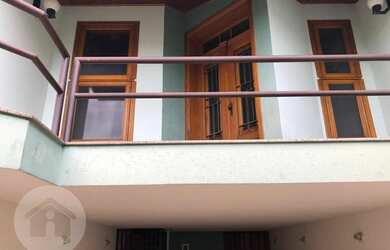 Imagem: A casa possui 4 Dormitórios, 4 Banheiros, 4 Vagas na garagem