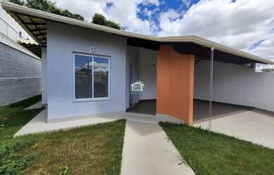 Imagem: A casa possui 3 Dormitórios, 2 Banheiros, 3 Vagas na garagem