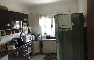 Imagem: A casa possui 3 Dormitórios, 3 Banheiros, 1 Vaga na garagem