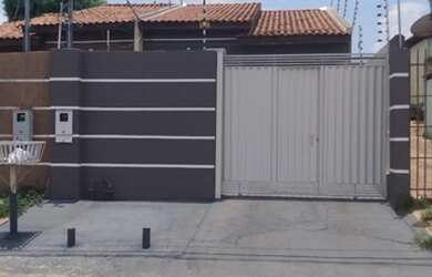 Imagem: A casa possui 2 Dormitórios, 2 Banheiros, 2 Vagas na garagem