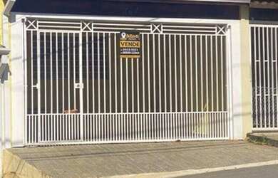 Imagem: A casa possui 3 Dormitórios, 2 Banheiros, 2 Vagas na garagem