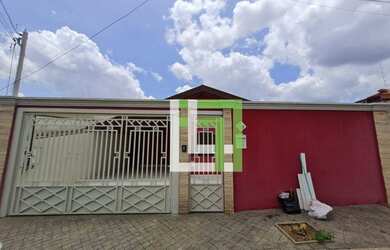 Imagem: A casa possui 3 Dormitórios, 1 Banheiro, 2 Vagas na garagem