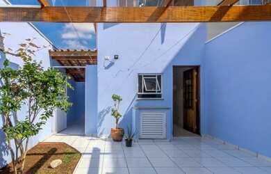 Imagem: A casa possui 2 Dormitórios, 1 Banheiro, 2 Vagas na garagem