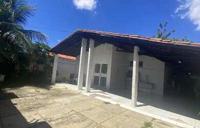 Imagem: A casa possui 3 Dormitórios, 3 Banheiros, 4 Vagas na garagem