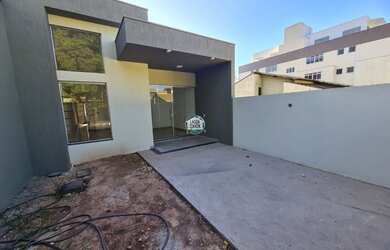 Imagem: A casa possui 3 Dormitórios, 2 Banheiros, 2 Vagas na garagem