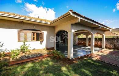 Imagem: A casa possui 5 Dormitórios, 4 Banheiros, 2 Vagas na garagem