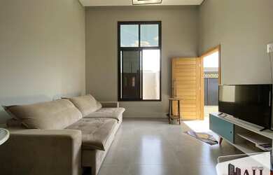 Imagem: A casa possui 2 Dormitórios, 2 Banheiros, 2 Vagas na garagem