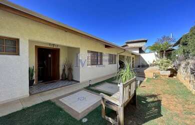 Imagem: A casa possui 4 Dormitórios, 5 Banheiros, 4 Vagas na garagem