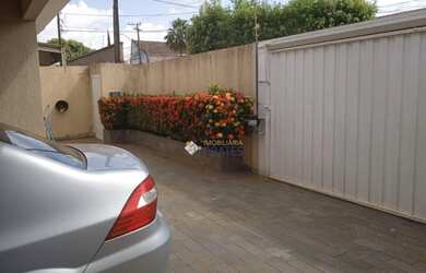 Imagem: A casa possui 3 Dormitórios, 4 Banheiros, 2 Vagas na garagem