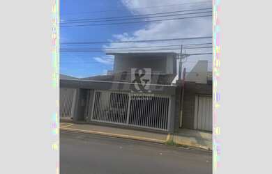 Imagem: A casa possui 3 Dormitórios, 2 Banheiros, 3 Vagas na garagem