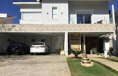 Imagem: A casa possui 4 Dormitórios, 5 Banheiros, 3 Vagas na garagem