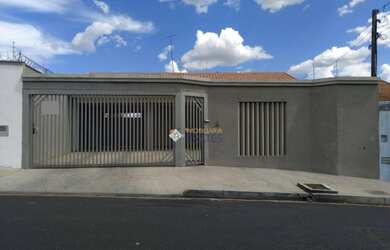 Imagem: A casa possui 3 Dormitórios, 2 Banheiros, 5 Vagas na garagem