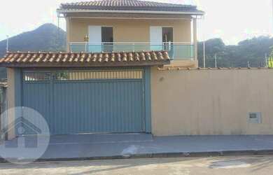 Imagem: A casa possui 3 Dormitórios, 3 Banheiros, 4 Vagas na garagem