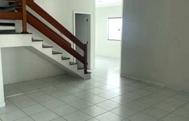 Imagem: O depósito possui 4 Vagas na garagem, 320m² de Área e está