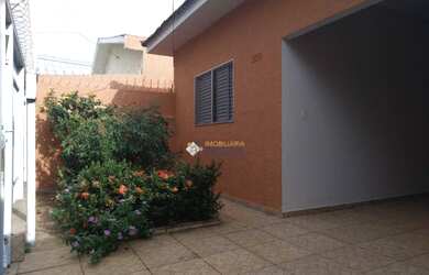 Imagem: A casa possui 2 Dormitórios, 1 Banheiro, 2 Vagas na garagem