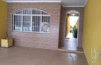 Imagem: A casa possui 3 Dormitórios, 3 Banheiros, 2 Vagas na garagem