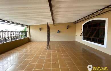 Imagem: A casa possui 3 Dormitórios, 2 Banheiros, 2 Vagas na garagem