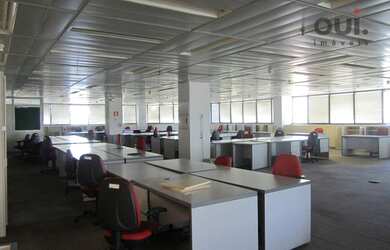 Imagem: O depósito possui 5 Vagas na garagem, 2151m² de Área e está