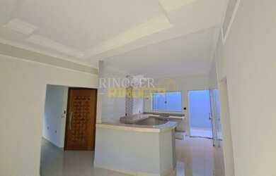 Imagem: A casa possui 3 Dormitórios, 1 Banheiro, 2 Vagas na garagem