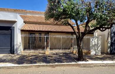 Imagem: A casa possui 3 Dormitórios, 2 Banheiros, 2 Vagas na garagem