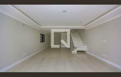 Imagem: A casa em condomínio possui 4 Dormitórios, 4 Banheiros, 4