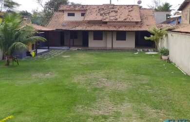 Imagem: A casa possui 4 Dormitórios, 4 Banheiros, 2 Vagas na garagem