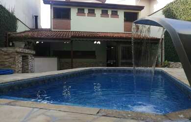 Imagem: A casa possui 4 Dormitórios, 5 Banheiros, 5 Vagas na garagem