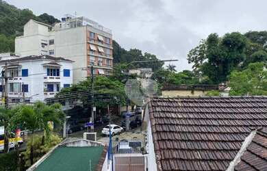 Imagem: A casa possui 5 Dormitórios, 2 Banheiros, 4 Vagas na garagem