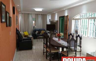 Imagem: A casa possui 3 Dormitórios, 3 Banheiros, 2 Vagas na garagem