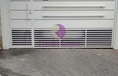 Imagem: A casa possui 3 Dormitórios, 1 Banheiro, 2 Vagas na garagem