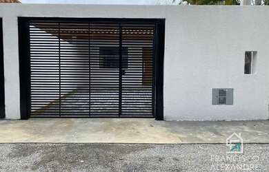 Imagem: A casa possui 2 Dormitórios, 1 Banheiro, 2 Vagas na garagem