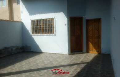 Imagem: A casa possui 3 Dormitórios, 1 Banheiro, 2 Vagas na garagem