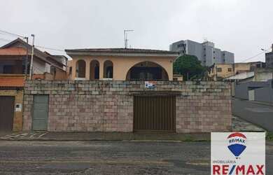 Imagem: A casa possui 5 Dormitórios, 4 Banheiros, 4 Vagas na garagem