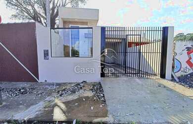 Imagem: A casa possui 2 Dormitórios, 1 Banheiro, 2 Vagas na garagem