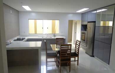 Imagem: A casa possui 3 Dormitórios, 3 Banheiros, 2 Vagas na garagem