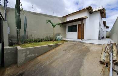 Imagem: A casa possui 3 Dormitórios, 2 Banheiros, 2 Vagas na garagem