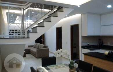 Imagem: A casa possui 3 Dormitórios, 1 Banheiro, 2 Vagas na garagem