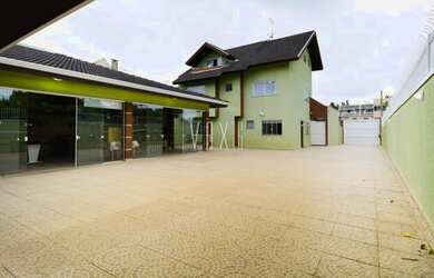 Imagem: A casa possui 4 Dormitórios, 4 Banheiros, 4 Vagas na garagem