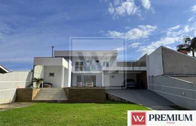 Imagem: A casa possui 4 Dormitórios, 3 Banheiros, 5 Vagas na garagem