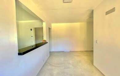 Imagem: O apartamento possui 1 Dormitório, 1 Banheiro, 1 Vaga na garagem