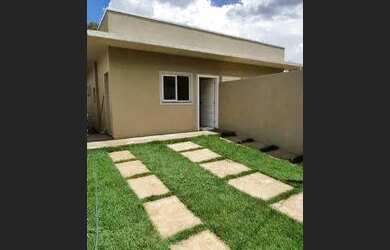 Imagem: A casa possui 3 Dormitórios, 2 Banheiros, 2 Vagas na garagem