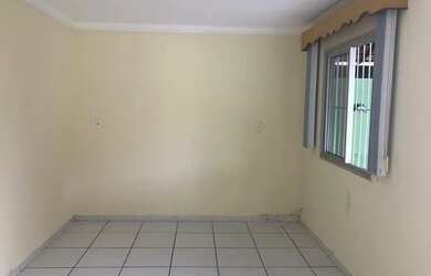 Imagem: A casa possui 3 Dormitórios, 2 Banheiros, 1 Vaga na garagem