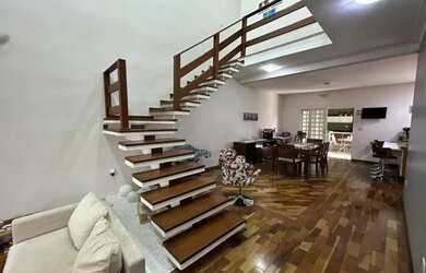 Imagem: A casa possui 3 Dormitórios, 3 Banheiros, 2 Vagas na garagem