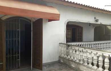 Imagem: A casa possui 3 Dormitórios, 2 Banheiros, 5 Vagas na garagem